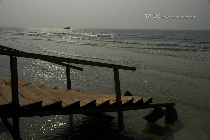 无人,栏杆,横图,室外,白天,正面,旅游,度假,海浪,海洋,美景,沙滩,楼梯,中国,亚洲,扶手,沙子,阶梯,海岸,景观,浪花,水平线,辽阔,海平线,沙地,娱乐,护栏,台阶,天空,自然,海水,天,享受,休闲,广阔,景色,放松,广西,一望无际,自然风光,海景,东亚,北海,广西壮族自治区,中华人民共和国,桂,华南地区,北海市,北海银滩,无边无际,一马平川,大海,风浪,海,海水的波动,海滩,近岸浪,涌浪,彩图,水天相接,水天一线,shzyn1