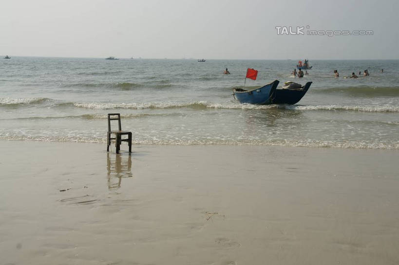 东方人,站,横图,室外,白天,正面,旅游,度假,海浪,海洋,美景,沙滩,船,旗帜,国旗,中国,亚洲,行人,游客,游人,服装,沙子,海岸,景观,浪花,水平线,辽阔,木船,海平线,沙地,许多人,休闲装,黄种人,娱乐,五星红旗,路人,旅客,衣服,天空,自然,海水,交通工具,天,站着,一群人,享受,休闲,广阔,休闲服,景色,放松,服饰,广西,一望无际,舟,自然风光,载具,海景,中国国旗,东亚,北海,广西壮族自治区,中华人民共和国,桂,华南地区,北海市,北海银滩,无边无际,一马平川,过客,男人,男性,年轻男性,年轻女性,女人,女性,亚洲人,旗,大海,风浪,海,海水的波动,海滩,近岸浪,涌浪,站立,彩图,全身,红地五星旗,中华人民共和国国旗,水天相接,水天一线,shzyn1