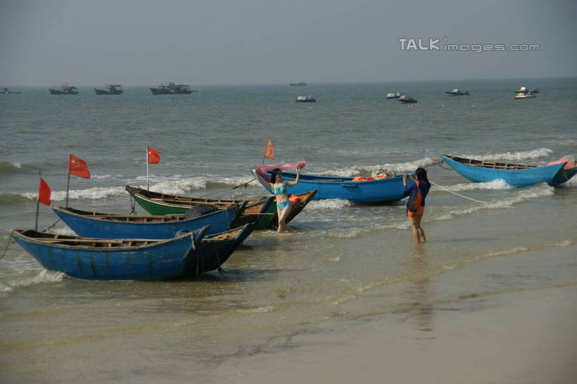 东方人,站,横图,室外,白天,正面,旅游,度假,海浪,海洋,美景,沙滩,船,中国,亚洲,行人,游客,游人,阴影,服装,光线,沙子,影子,海岸,景观,浪花,水平线,辽阔,木船,海平线,沙地,许多人,休闲装,黄种人,娱乐,路人,旅客,衣服,蓝色,蓝天,天空,阳光,自然,海水,交通工具,天,站着,一群人,享受,休闲,广阔,休闲服,景色,放松,服饰,晴朗,广西,一望无际,舟,自然风光,载具,海景,东亚,北海,万里无云,广西壮族自治区,中华人民共和国,桂,华南地区,北海市,北海银滩,无边无际,一马平川,过客,男人,男性,年轻男性,年轻女性,女人,女性,亚洲人,大海,风浪,海,海水的波动,海滩,近岸浪,涌浪,晴空,晴空万里,站立,彩图,全身,水天相接,水天一线,shzyn1