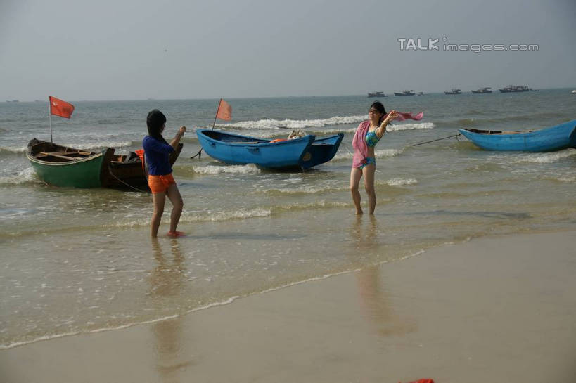 东方人,两个人,伙伴,朋友,站,横图,室外,白天,正面,旅游,度假,友谊,海浪,海洋,美景,沙滩,船,中国,亚洲,行人,游客,游人,阴影,服装,光线,沙子,影子,海岸,景观,浪花,水平线,辽阔,木船,海平线,沙地,休闲装,黄种人,娱乐,路人,旅客,衣服,蓝色,蓝天,天空,阳光,自然,海水,交通工具,天,站着,享受,休闲,广阔,休闲服,景色,放松,服饰,晴朗,广西,一望无际,舟,自然风光,载具,海景,东亚,北海,万里无云,广西壮族自治区,中华人民共和国,桂,华南地区,北海市,北海银滩,无边无际,一马平川,过客,友情,年轻女性,女人,女性,亚洲人,大海,风浪,海,海水的波动,海滩,近岸浪,涌浪,晴空,晴空万里,站立,彩图,全身,水天相接,水天一线,shzyn1