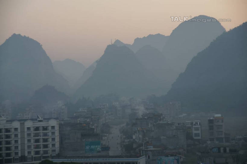 无人,家,横图,俯视,航拍,室外,白天,旅游,度假,美景,日落,山,山脉,植物,中国,亚洲,房屋,屋子,景观,山峰,晚霞,霞光,落日,公寓,山峦,娱乐,洋房,楼房,住宅,树,树木,绿色,自然,黄昏,群山,享受,休闲,景色,彩霞,放松,生长,成长,广西,鸟瞰,自然风光,东亚,广西壮族自治区,中华人民共和国,桂,华南地区,百色,百色市,夕照,薄暮,夕阳,彩图,高角度拍摄,傍晚,房子,湖润镇,靖西县,通灵大峡谷,新灵村,斜阳,shzyn1