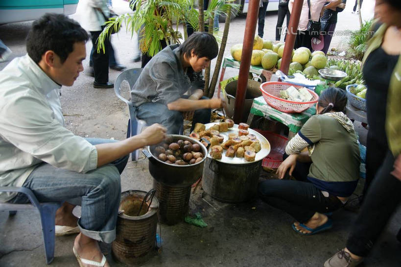 东方人,站,坐,横图,俯视,室外,白天,度假,烹饪,美景,城市风光,城市,蔬菜,厨具,金属制品,越南,亚洲,服装,朦胧,模糊,新鲜,金属,锅子,景观,食品,许多人,休闲装,黄种人,娱乐,锅,食物,衣服,站着,一群人,享受,休闲,休闲服,景色,放松,服饰,东南亚,有机食品,绿色食品,锅具,烹饪用具,芒街,越南社会主义共和国,广宁省,男人,男性,年轻男性,年轻女性,女人,女性,亚洲人,烹调用具,烹调,站立,坐着,半身,彩图,高角度拍摄,芒街市,shzyn1