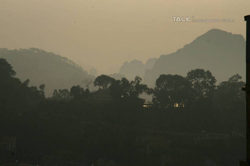 无人,横图,俯视,室外,白天,旅游,度假,美景,日落,森林,山,山脉,树林,植物,越南,亚洲,景观,山峰,晚霞,霞光,落日,山峦,首都,娱乐,树,树木,绿色,自然,黄昏,群山,享受,休闲,景色,彩霞,放松,东南亚,生长,成长,自然风光,河内,越南社会主义共和国,百花春城,夕照,薄暮,夕阳,彩图,高角度拍摄,傍晚,斜阳,shzyn1