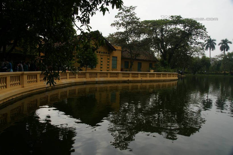 无人,家,栏杆,横图,室外,白天,正面,度假,湖,湖泊,美景,水,植物,城市风光,城市,越南,亚洲,波纹,房屋,屋子,湖面,景观,水流,水面,公寓,围栏,涟漪,首都,娱乐,洋房,护栏,楼房,住宅,树,树木,绿色,倒影,水纹,天空,自然,波浪,湖水,天,享受,休闲,景色,放松,东南亚,生长,成长,倒映,河内,越南社会主义共和国,百花春城,水晕,反照,彩图,房子,shzyn1