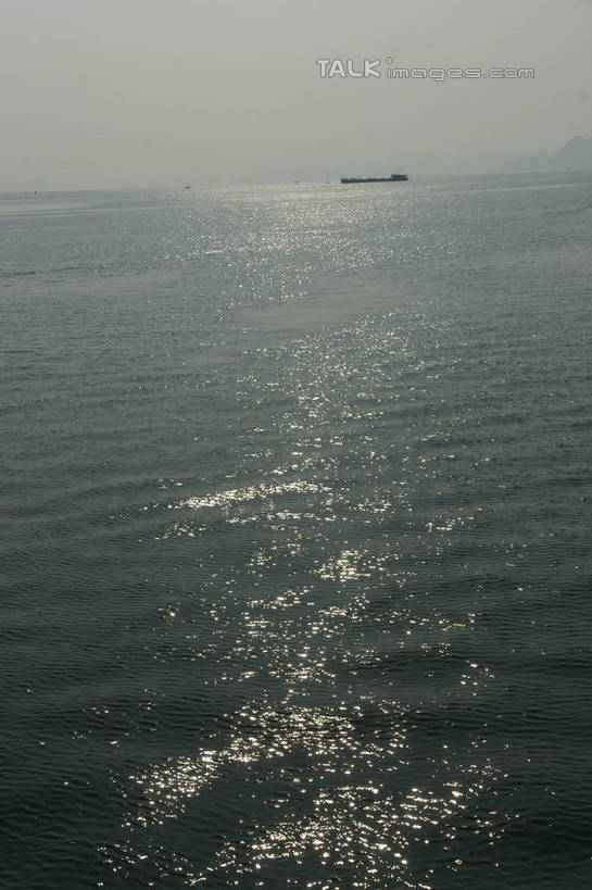 无人,竖图,室外,白天,正面,旅游,度假,海浪,海洋,美景,轮船,船,越南,亚洲,一艘,景观,浪花,水平线,辽阔,海平线,娱乐,天空,自然,海水,交通工具,天,享受,休闲,广阔,景色,放松,东南亚,一望无际,自然风光,载具,海景,下龙湾,越南社会主义共和国,自然遗产,广宁省,无边无际,一马平川,大海,风浪,海,海水的波动,近岸浪,涌浪,彩图,水天相接,水天一线,shzyn1