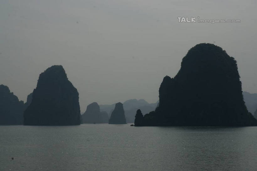 无人,横图,室外,白天,正面,旅游,度假,海浪,海洋,美景,森林,山,山脉,树林,植物,越南,亚洲,阴影,波纹,光线,影子,景观,浪花,山峰,涟漪,山峦,娱乐,树,树木,绿色,倒影,水纹,天空,阳光,自然,海水,波浪,群山,天,享受,休闲,景色,放松,东南亚,生长,成长,倒映,自然风光,海景,下龙湾,越南社会主义共和国,水晕,自然遗产,广宁省,反照,大海,风浪,海,海水的波动,近岸浪,涌浪,彩图,shzyn1