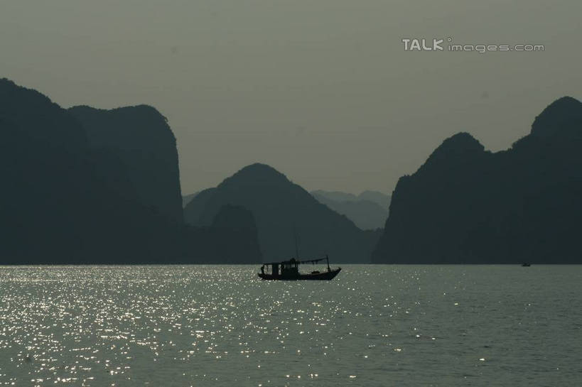 无人,横图,室外,白天,正面,旅游,度假,海浪,海洋,美景,山,山脉,船,越南,亚洲,一艘,阴影,波纹,光线,影子,景观,浪花,山峰,木船,涟漪,山峦,娱乐,倒影,水纹,天空,阳光,自然,海水,交通工具,波浪,群山,天,享受,休闲,景色,放松,东南亚,倒映,舟,自然风光,载具,海景,下龙湾,越南社会主义共和国,水晕,自然遗产,广宁省,反照,大海,风浪,海,海水的波动,近岸浪,涌浪,彩图,shzyn1