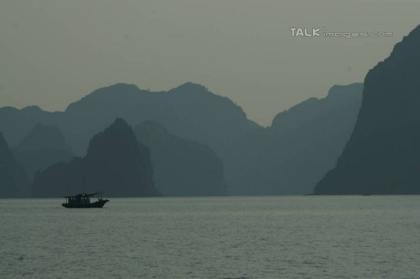 无人,横图,室外,白天,正面,旅游,度假,海浪,海洋,美景,山,山脉,船,越南,亚洲,一艘,阴影,波纹,光线,影子,景观,浪花,山峰,木船,涟漪,山峦,娱乐,倒影,水纹,天空,阳光,自然,海水,交通工具,波浪,群山,天,享受,休闲,景色,放松,东南亚,倒映,舟,自然风光,载具,海景,下龙湾,越南社会主义共和国,水晕,自然遗产,广宁省,反照,大海,风浪,海,海水的波动,近岸浪,涌浪,彩图,shzyn1