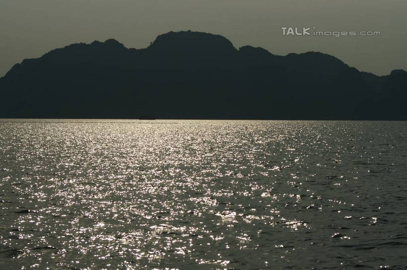 无人,横图,室外,白天,正面,旅游,度假,海浪,海洋,美景,山,山脉,越南,亚洲,阴影,波纹,光线,影子,景观,浪花,山峰,涟漪,山峦,娱乐,倒影,水纹,天空,阳光,自然,海水,波浪,群山,天,享受,休闲,景色,放松,东南亚,倒映,自然风光,海景,下龙湾,越南社会主义共和国,水晕,自然遗产,广宁省,反照,大海,风浪,海,海水的波动,近岸浪,涌浪,彩图,shzyn1