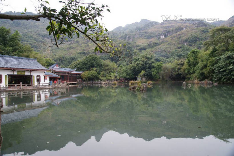 无人,家,横图,室外,白天,正面,旅游,度假,河流,美景,森林,山,山脉,树林,水,植物,黄果树瀑布,中国,亚洲,房屋,屋子,河水,景观,山峰,水流,山峦,娱乐,楼房,住宅,树,树木,绿色,倒影,天空,自然,群山,天,享受,休闲,景色,放松,生长,成长,倒映,自然风光,东亚,贵州,贵州省,安顺,中华人民共和国,安顺市,黔,西南地区,天星桥,反照,黄果树大瀑布,彩图,房子,天星桥景区,镇宁布依族苗族自治县,镇宁县,shzyn1