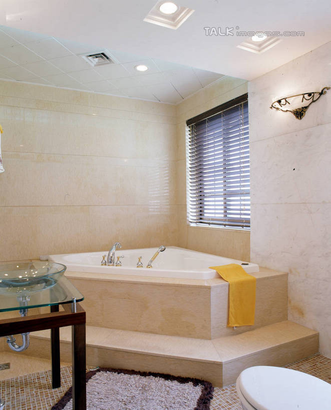 无人,家,竖图,室内,白天,正面,别墅,窗户,家具,卫生间,浴室,装修,桌子,建筑,纺织品,照明,欧式,阴影,装饰,光线,纺织物,毯子,影子,房屋,墙,屋子,公寓,灯光,豪华,建设,现代,装潢,洋房,楼房,顶灯,玻璃窗,墙壁,墙面,住宅,灯,纺织,白色,灯具,垫子,毛巾,室内装潢,浴缸,清洁,保暖,样板房,明亮,照亮,舒适,家居装潢,照明设备,防滑垫,房屋设计,地中海风格,古典风格,简约风格,卫浴设备,室内设计,宽敞,透气,防水,样板房装潢,储水,耐磨,吸水,水管装置,设计,淋浴房,彩图,冲凉房,房子,沐浴间,沐浴室,szzm1