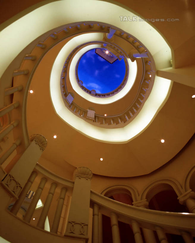 无人,家,栏杆,竖图,室内,白天,仰视,别墅,家具,楼梯,天花板,装修,建筑,照明,欧式,阴影,装饰,光线,扶手,影子,房屋,阶梯,屋子,公寓,灯光,豪华,建设,现代,装潢,洋房,护栏,楼房,顶灯,盘旋,台阶,住宅,灯,灯具,室内装潢,样板房,明亮,照亮,舒适,家居装潢,照明设备,回旋,房屋设计,地中海风格,古典风格,简约风格,室内设计,宽敞,扭转,样板房装潢,设计,彩图,低角度拍摄,房子,szzm1