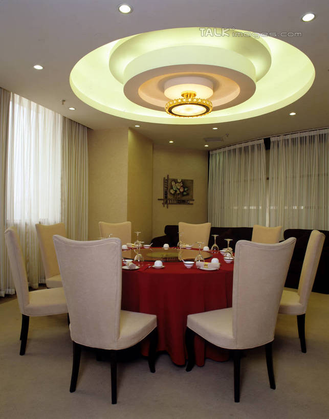 无人,餐厅,竖图,室内,白天,正面,绘画,餐桌,窗户,窗帘,桌子,椅子,照明,阴影,艺术,装饰,光线,布料,影子,墙,灯光,古典,布纹,文化,顶灯,玻璃窗,墙壁,墙面,灯,桌布,帘子,餐巾,工艺品,灯具,台布,品味,遮阳,餐台,包厢,华丽,修饰,照亮,美术,点缀,高雅,照明设备,挂画,包房,美学,衬托,美观,雅致,雅观,装饰画,餐桌布,彩图,餐馆,饭店,饭馆,szzm1