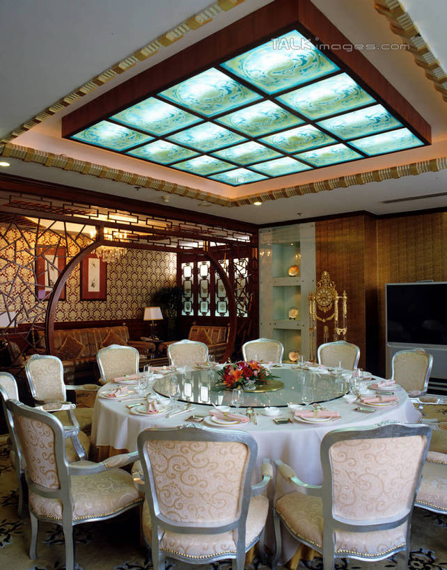 无人,餐厅,竖图,室内,白天,正面,绘画,餐桌,窗户,桌子,餐具,椅子,照明,阴影,艺术,光线,壁灯,布料,碟子,盘,影子,天窗,灯光,古典,布纹,文化,玻璃窗,灯,桌布,盘子,餐巾,工艺品,灯具,碟,台布,品味,餐台,包厢,照亮,美术,高雅,照明设备,挂画,包房,美学,装饰画,餐桌布,彩图,餐馆,饭店,饭馆,szzm1