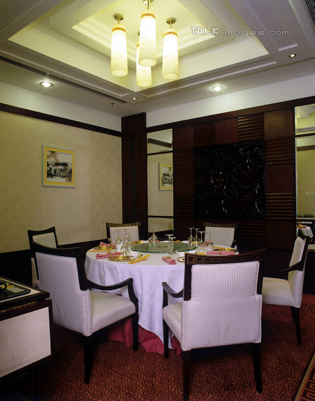 无人,餐厅,竖图,室内,白天,正面,绘画,餐桌,天花板,桌子,照明,阴影,艺术,光线,布料,影子,墙,灯光,古典,布纹,文化,吊灯,墙壁,墙面,灯,桌布,餐巾,工艺品,灯具,台布,品味,餐台,包厢,照亮,美术,高雅,照明设备,挂画,包房,美学,装饰画,餐桌布,彩图,餐馆,饭店,饭馆,szzm1