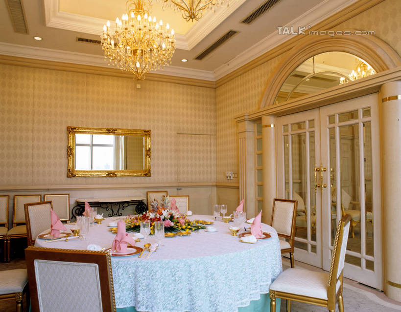 无人,餐厅,横图,室内,白天,正面,餐桌,窗户,门,天花板,桌子,餐具,椅子,照明,阴影,光线,布料,碟子,盘,影子,墙,灯光,布纹,吊灯,玻璃窗,墙壁,墙面,灯,桌布,白色,盘子,餐巾,灯具,碟,门框,台布,餐台,包厢,照亮,照明设备,包房,保洁方巾,口布,餐桌布,彩图,餐馆,饭店,饭馆,szzm1