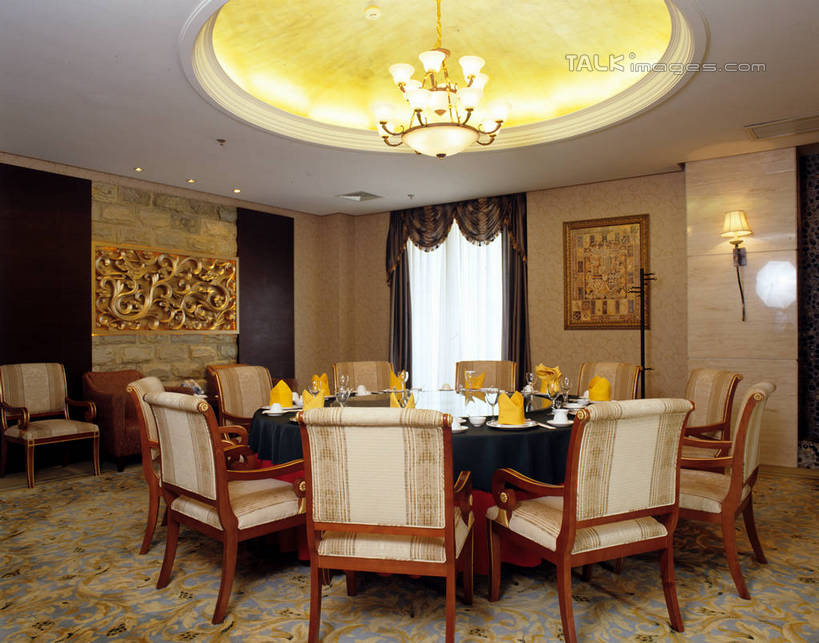 无人,餐厅,横图,室内,白天,正面,时尚,绘画,餐桌,桌子,椅子,照明,阴影,艺术,光线,影子,墙,灯光,水晶,古典,文化,吊灯,水晶灯,墙壁,墙面,灯,餐巾,工艺品,灯具,品味,餐台,包厢,华丽,照亮,美术,高雅,照明设备,高贵,挂画,水晶吊灯,包房,美学,水晶制品,富丽,华美,保洁方巾,口布,装饰画,彩图,餐馆,饭店,饭馆,水晶石,szzm1