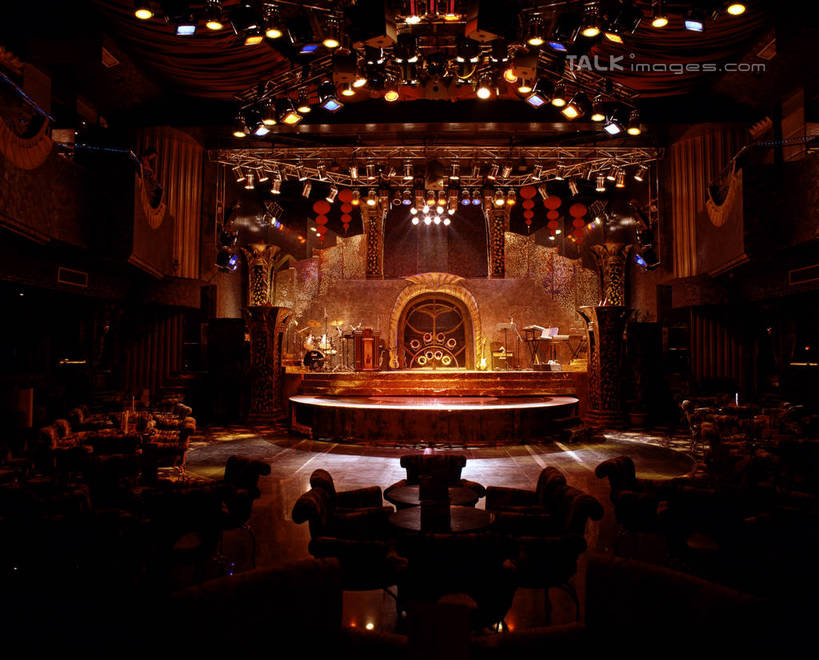 无人,餐厅,舞台,横图,室内,夜晚,正面,餐桌,桌子,照明,阴影,光线,木制,影子,灯光,顶灯,灯,木制品,灯具,帷幕,餐台,照亮,照明设备,帷幔,幕布,幕帘,帷幔布,表演台,彩图,餐馆,饭店,饭馆,szzm1