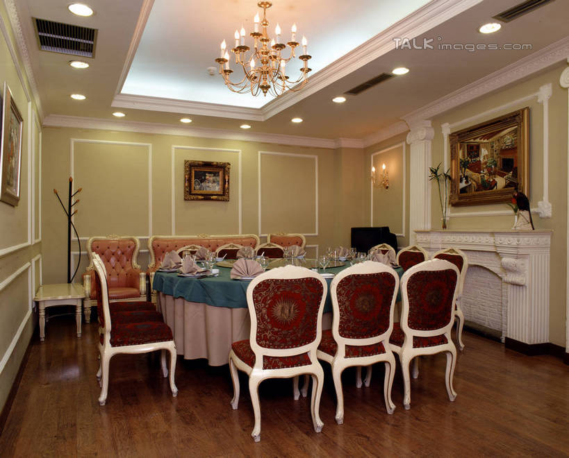 无人,餐厅,横图,室内,白天,正面,时尚,绘画,餐桌,地板,桌子,照明,阴影,艺术,盛开,光线,布料,影子,灯光,水晶,地面,古典,花蕾,布纹,文化,吊灯,顶灯,木地板,水晶灯,灯,桌布,花,花瓣,花朵,鲜花,餐巾,工艺品,灯具,台布,花苞,花蕊,品味,餐台,华丽,照亮,美术,高雅,照明设备,高贵,挂画,水晶吊灯,美学,水晶制品,富丽,华美,装饰画,餐桌布,彩图,餐馆,饭店,饭馆,水晶石,szzm1