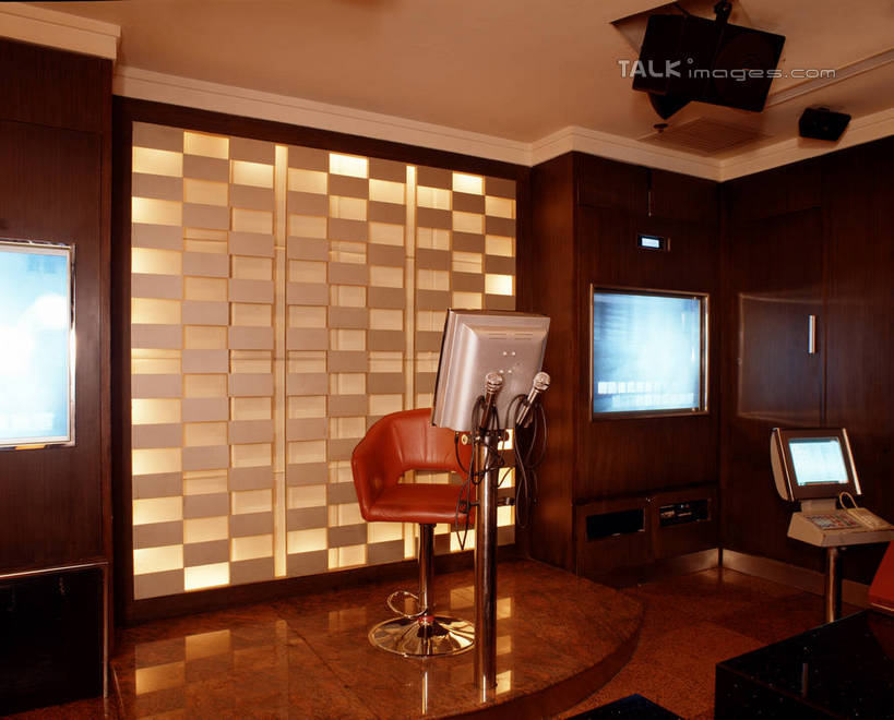 无人,横图,室内,白天,正面,陶醉,快乐,显示器,沙发,阴影,装饰,光线,纹路,屏幕,纹理,影子,墙,灯光,音乐,音乐播放器,显示屏,墙壁,墙面,享受,华丽,修饰,点缀,输出设备,肌理,点唱机,衬托,美观,雅致,雅观,彩图,卡拉OK机,卡拉ok点歌机,卡拉ok点唱机,点歌机,播放器,皮沙发,沉醉,szzm1