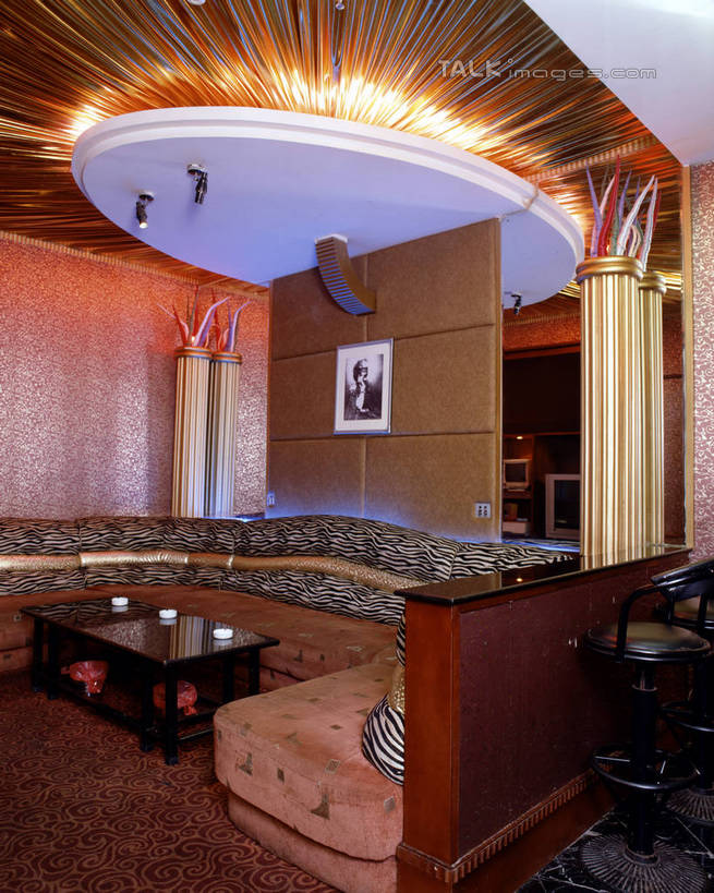 无人,竖图,室内,白天,正面,绘画,餐桌,沙发,桌子,照明,阴影,艺术,光线,影子,墙,灯光,古典,文化,顶灯,墙壁,墙面,灯,工艺品,灯具,品味,餐台,ktv包厢,包厢,照亮,美术,高雅,照明设备,挂画,歌厅,布艺沙发,包房,美学,ktv包房,装饰画,彩图,卡拉ok,szzm1