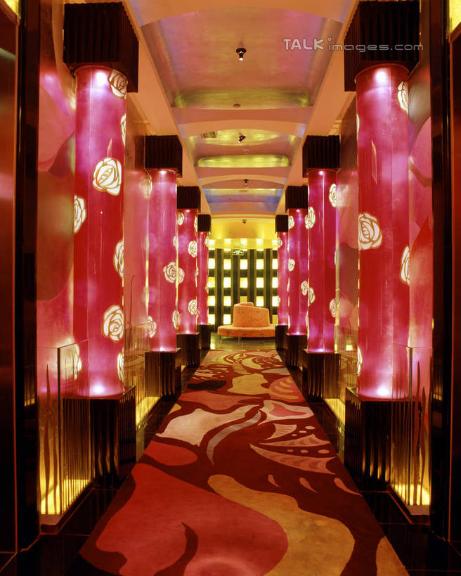 无人,竖图,室内,白天,正面,聚会,奢侈,夜生活,阴影,装饰,光线,纹路,纹理,影子,墙,走道,走廊,过道,灯光,娱乐,墙壁,墙面,休闲,放松,夜店,华丽,修饰,点缀,夜总会,肌理,衬托,美观,雅致,雅观,彩图,szzm1