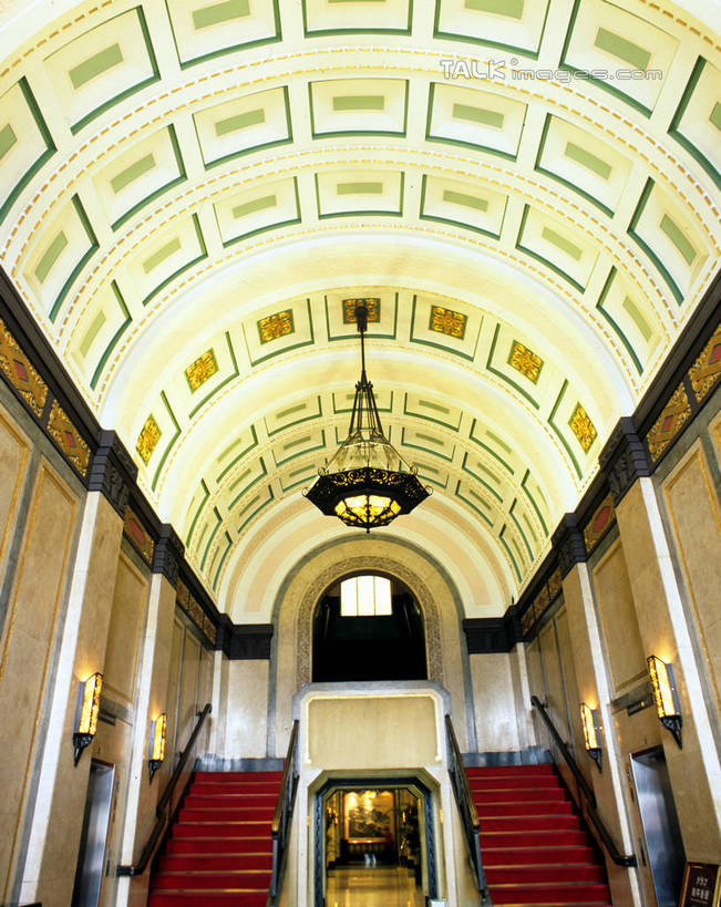 无人,宾馆,栏杆,竖图,室内,白天,仰视,楼梯,天花板,酒店,照明,阴影,反射,扶手,影子,阶梯,墙,灯光,护栏,吊灯,墙壁,墙面,台阶,灯,红色,灯具,旅社,照亮,照明设备,彩图,低角度拍摄,客店,客栈,旅店,旅馆,商旅,szzm1