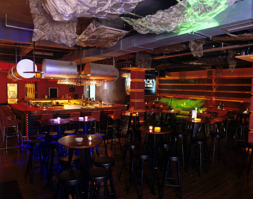 无人,酒吧,横图,室内,夜晚,正面,聚会,奢侈,夜生活,吧台,餐桌,桌子,椅子,照明,阴影,光线,影子,木椅,墙,灯光,豪华,娱乐,顶灯,墙壁,墙面,灯,灯具,休闲,服务台,放松,餐台,夜店,华丽,照亮,照明设备,夜总会,富丽,华美,彩图,酒吧间,酒馆,酒吧台,奢华,szzm1