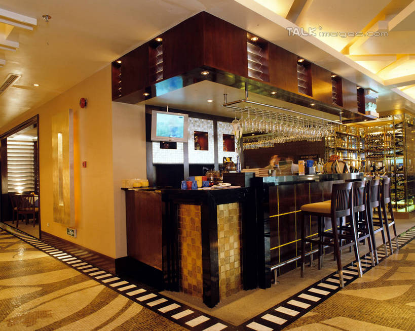 无人,酒吧,横图,室内,白天,正面,聚会,奢侈,绘画,夜生活,吧台,餐桌,桌子,椅子,照明,阴影,艺术,光线,瓷砖,地砖,影子,木椅,墙,灯光,地面,古典,豪华,文化,娱乐,顶灯,墙壁,墙面,灯,工艺品,灯具,品味,休闲,服务台,放松,餐台,夜店,华丽,照亮,美术,高雅,照明设备,挂画,夜总会,美学,富丽,华美,装饰画,彩图,酒吧间,酒馆,酒吧台,奢华,szzm1