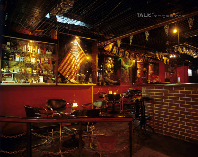 无人,酒吧,横图,室内,夜晚,正面,聚会,奢侈,夜生活,建材,吧台,餐桌,桌子,建筑,阴影,光线,材料,影子,砖,砖块,墙,灯光,娱乐,墙壁,墙面,玻璃制品,酒瓶,玻璃瓶,瓶子,休闲,服务台,砖头,放松,建造,餐台,夜店,夜总会,石料,彩图,酒吧间,酒馆,砌墙砖,酒吧台,szzm1