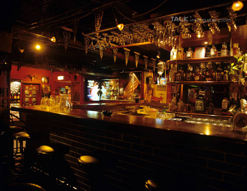 无人,酒吧,横图,室内,夜晚,正面,聚会,奢侈,夜生活,吧台,餐桌,桌子,杯子,椅子,照明,一排,许多,吊挂,悬挂,阴影,整齐,并列,并排,光线,木制,高脚杯,影子,灯光,红酒杯,很多,挂,娱乐,顶灯,玻璃制品,灯,酒瓶,排列,玻璃瓶,酒杯,木制品,瓶子,灯具,休闲,服务台,放松,餐台,夜店,吧椅,照亮,葡萄酒杯,照明设备,队列,夜总会,平行,吧台椅,酒吧椅,玻璃杯,彩图,酒吧间,酒馆,酒吧台,szzm1