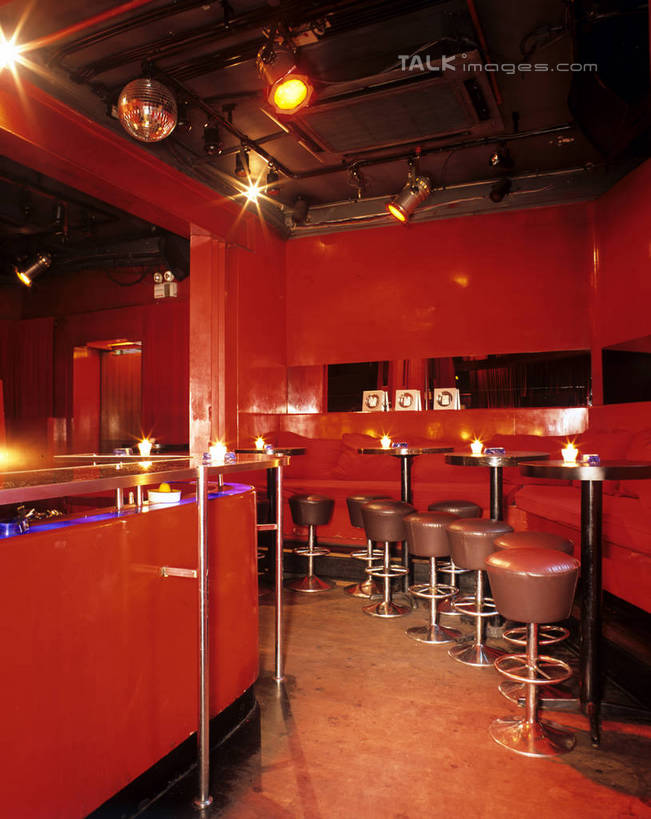 无人,酒吧,竖图,室内,夜晚,正面,聚会,奢侈,夜生活,吧台,餐桌,桌子,椅子,照明,阴影,光线,影子,墙,走道,走廊,过道,灯光,娱乐,顶灯,墙壁,墙面,灯,红色,灯具,休闲,服务台,放松,餐台,夜店,吧椅,照亮,照明设备,夜总会,吧台椅,酒吧椅,彩图,酒吧间,酒馆,酒吧台,szzm1