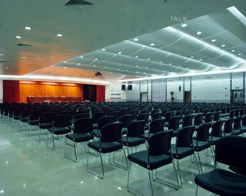 无人,会议室,横图,室内,白天,正面,椅子,照明,一排,许多,阴影,开会,整齐,并列,并排,会议,光线,瓷砖,地砖,影子,走道,走廊,过道,灯光,地面,很多,顶灯,灯,排列,会议椅,灯具,会议厅,办公椅,照亮,照明设备,队列,平行,商务椅,培训椅,彩图,szzm1