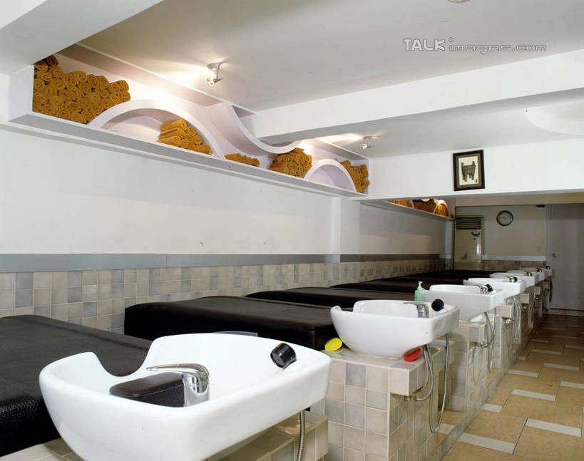 无人,商店,横图,室内,白天,正面,绘画,天花板,椅子,照明,阴影,艺术,光线,水槽,影子,墙,躺椅,走道,走廊,过道,灯光,古典,文化,商铺,水斗,顶灯,墙壁,墙面,灯,工艺品,灯具,品味,理发店,照亮,美术,高雅,照明设备,挂画,美发店,美容店,美学,市肆,商号,装饰画,彩图,店铺,szzm1