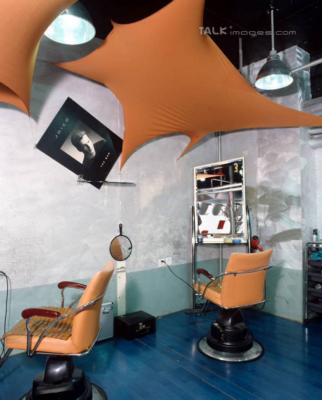 无人,商店,竖图,室内,白天,正面,化妆,美容,镜子,天花板,椅子,阴影,装饰,反射,影子,墙,商铺,墙壁,墙面,白色,理发店,华丽,修饰,点缀,镜像,梳妆镜,镜面,美发店,美容店,光学,衬托,美观,雅致,雅观,市肆,商号,彩图,店铺,剪发椅,理发椅,美发椅,液压椅,油压椅,szzm1