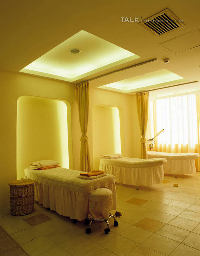 无人,竖图,室内,白天,正面,床,天花板,照明,阴影,光线,纺织物,影子,墙,灯光,床单,被子,顶灯,墙壁,墙面,灯,灯具,毛巾,清洁,保暖,照亮,被单,照明设备,透气,按摩床,防水,储水,耐磨,吸水,彩图,搓背床,理疗床,美容床,指压床,szzm1