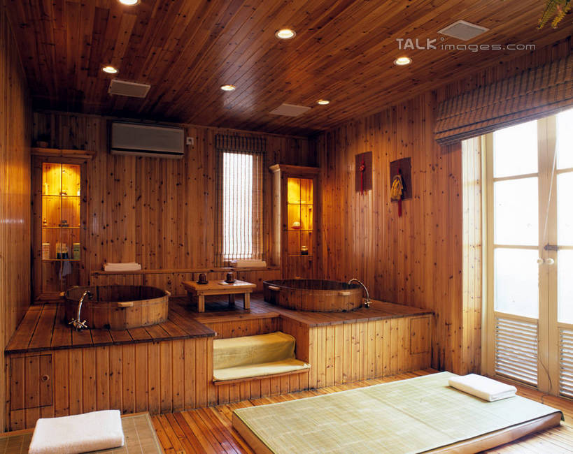 无人,横图,室内,白天,正面,按摩,美容,窗户,窗帘,靠垫,楼梯,照明,护肤,阴影,装饰,光线,木制,纺织物,木桶,桶,影子,阶梯,墙,灯光,靠枕,顶灯,玻璃窗,墙壁,墙面,台阶,灯,帘子,木制品,容器,灯具,垫子,毛巾,枕头,清洁,保养,享受,休闲,遮阳,放松,SPA水疗,保健,温泉浴场,储藏,保暖,华丽,修饰,照亮,点缀,照明设备,储存,透气,浴桶,养颜,防水,衬托,美观,雅致,雅观,储水,耐磨,吸水,矿泉疗养地,彩图,水疗,贮存,szzm1