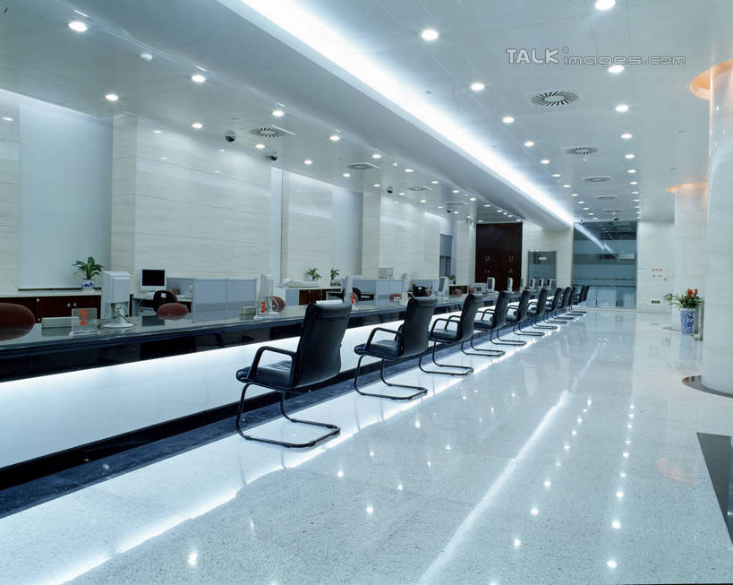 无人,前台,银行,横图,室内,白天,正面,植物,桌子,椅子,照明,一排,许多,阴影,整齐,并列,并排,光线,瓷砖,地砖,盆栽,影子,办公桌,灯光,盆景,地面,很多,顶灯,灯,排列,绿色,自然,会议椅,灯具,服务台,金融,理财,生长,经济,成长,办公椅,照亮,资金,照明设备,队列,平行,流通,贸易,商务椅,培训椅,彩图,帮助台,呼叫台,机构,金融机构,商业银行,szzm1