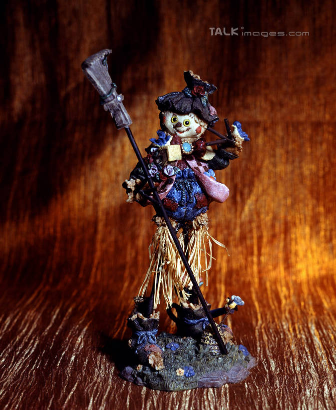 无人,站,竖图,室内,特写,白天,正面,桌面,桌子,静物,帽子,雕塑,阴影,服装,朦胧,模糊,艺术,装饰,反射,木制,雕刻,雕像,工具,扫帚,影子,木桌,稻草,注视,稻草人,一个,衣服,木制品,工艺品,观察,看,清洁,站着,服饰,单个,观看,纪念,扫把,美术,察看,卫生,衣着,穿着,关注,主题,保洁,陈列,笤帚,功能,美学,偶人,衣饰,站立,彩图,全身,木桌子,szzm1