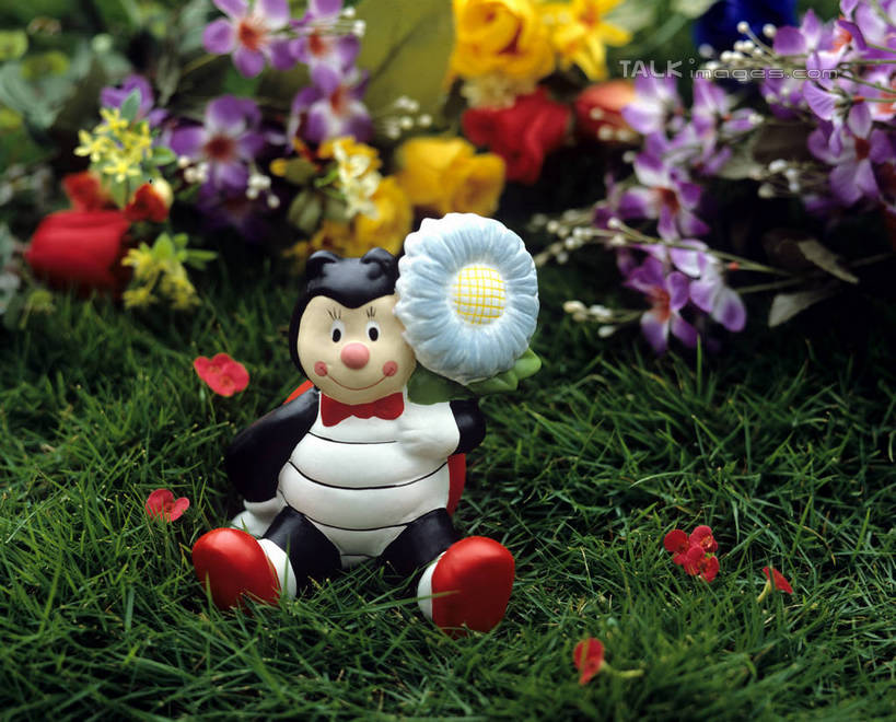 无人,坐,笑,微笑,横图,室外,特写,白天,正面,爱情,幸福,纯洁,热情,草地,草坪,植物,玫瑰,雕塑,阴影,服装,朦胧,模糊,艺术,装饰,盛开,光线,金龟子,昆虫,雕刻,雕像,领结,影子,菌菇,玫瑰花,甲壳虫,浪漫,菌类,花蕾,注视,草,花,花瓣,花朵,鲜花,衣服,绿色,阳光,动物,工艺品,花苞,花蕊,观察,看,温暖,温馨,食用菌,恩爱,服饰,观看,纪念,美术,和睦,察看,象征,衣着,庄重,真菌,穿着,关注,主题,甲虫,身份,感动,陈列,益虫,功能,美学,尊敬,正式,地位,衣饰,天真,刺玫花,徘徊花,坐着,彩图,全身,融洽,szzm1