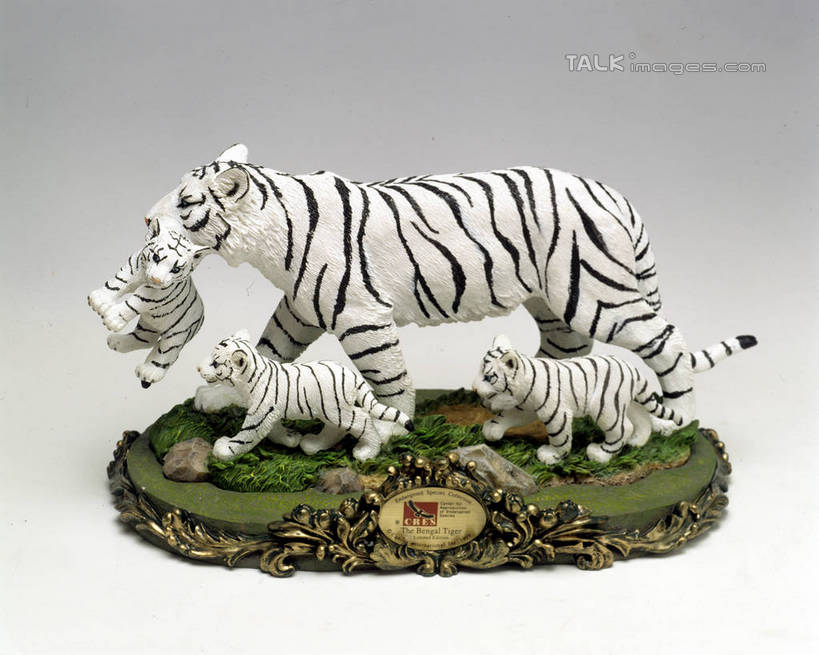 无人,家庭,站,横图,室内,特写,白天,白色背景,侧面,哺乳动物,虎,野生动物,静物,雕塑,四只,阴影,艺术,装饰,反射,雕刻,雕像,影子,注视,动物,工艺品,观察,看,站着,温暖,温馨,一家人,摄影,影棚,观看,纪念,美术,和睦,察看,叼,关注,叼着,主题,凶猛,陈列,功能,美学,残暴,凶残,老虎,站立,彩图,全身,影棚拍摄,拍摄,融洽,szzm1