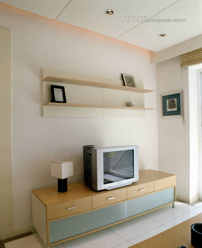 无人,家,客厅,竖图,室内,白天,正面,绘画,别墅,柜子,家具,天花板,装修,建筑,电视,欧式,阴影,艺术,装饰,反射,影子,房屋,墙,屋子,公寓,古典,豪华,文化,建设,现代,装潢,洋房,楼房,墙壁,墙面,住宅,白色,工艺品,电视柜,室内装潢,品味,样板房,明亮,美术,起居室,高雅,舒适,家居装潢,储存,彩电,挂画,房屋设计,地中海风格,古典风格,简约风格,室内设计,宽敞,样板房装潢,美学,彩色电视机,显像管屏,显像管屏幕,客堂,储备,蕴藏,贮备,设计,电视机,装饰画,彩图,房子,视听柜,贮存,szzm1