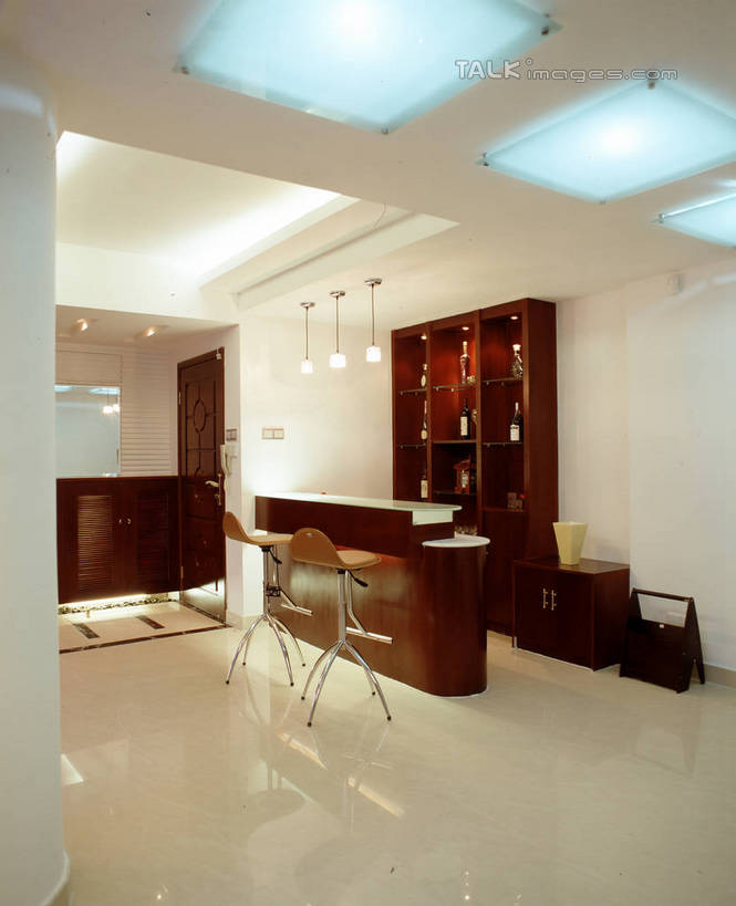 无人,家,客厅,竖图,室内,白天,正面,别墅,柜子,家具,门,天花板,装修,建筑,椅子,照明,欧式,阴影,装饰,光线,影子,房屋,墙,屋子,公寓,走道,走廊,过道,灯光,储物柜,豪华,置物架,建设,现代,装潢,洋房,楼房,顶灯,架子,墙壁,墙面,住宅,灯,白色,灯具,门框,室内装潢,吧椅,样板房,明亮,照亮,起居室,舒适,家居装潢,照明设备,储存,陈列架,房屋设计,地中海风格,古典风格,简约风格,室内设计,宽敞,样板房装潢,吧台椅,酒吧椅,搁架,客堂,储备,蕴藏,贮备,设计,彩图,房子,贮存,szzm1