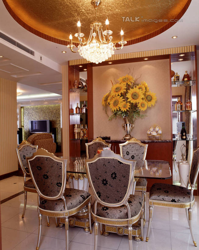 无人,家,竖图,室内,白天,正面,爱情,时尚,幸福,太阳,别墅,餐桌,家具,天花板,装修,桌子,建筑,向日葵,花瓶,椅子,照明,欧式,阴影,装饰,盛开,光线,瓷砖,地砖,影子,饭厅,房屋,墙,屋子,公寓,灯光,水晶,地面,豪华,花蕾,建设,现代,装潢,洋房,楼房,吊灯,水晶灯,墙壁,墙面,住宅,玻璃制品,灯,花,花瓣,花朵,鲜花,玻璃瓶,瓶子,灯具,室内装潢,花苞,花蕊,餐台,华丽,样板房,明亮,照亮,舒适,家居装潢,照明设备,高贵,水晶吊灯,房屋设计,地中海风格,古典风格,简约风格,光辉,室内设计,宽敞,沉默,忠诚,样板房装潢,勇敢,水晶制品,富丽,投缘,爱慕,华美,高傲,朝阳花,葵花,望日莲,向阳花,转日莲,设计,彩图,房子,水晶石,szzm1