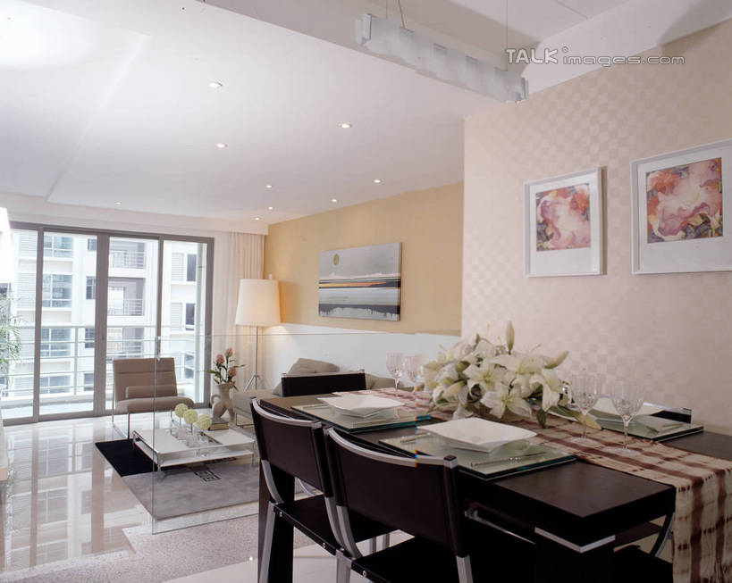 无人,家,客厅,横图,室内,白天,正面,绘画,别墅,餐桌,窗户,家具,落地窗,沙发,天花板,装修,桌子,建筑,餐具,欧式,阴影,艺术,装饰,反射,布料,瓷砖,地砖,碟子,盘,影子,饭厅,房屋,墙,屋子,公寓,地面,古典,豪华,布纹,文化,建设,现代,装潢,洋房,楼房,玻璃窗,墙壁,墙面,住宅,桌布,白色,盘子,餐巾,工艺品,碟,室内装潢,台布,品味,餐台,样板房,明亮,美术,起居室,高雅,舒适,家居装潢,挂画,房屋设计,地中海风格,古典风格,简约风格,布艺沙发,室内设计,宽敞,样板房装潢,美学,客堂,设计,装饰画,餐桌布,彩图,房子,szzm1