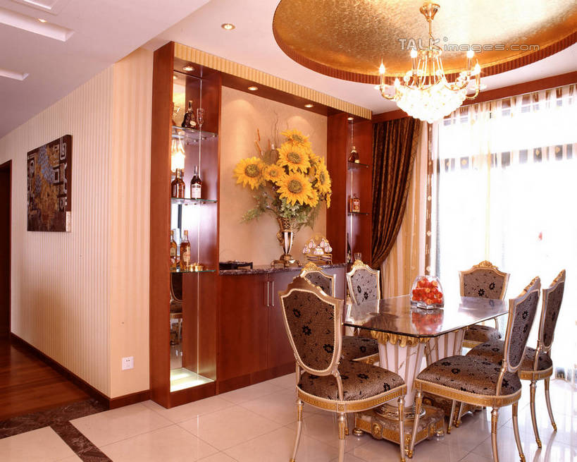 无人,家,横图,室内,白天,正面,爱情,时尚,幸福,太阳,别墅,窗户,窗帘,家具,落地窗,天花板,装修,桌面,桌子,建筑,向日葵,花瓶,椅子,照明,欧式,阴影,装饰,盛开,光线,影子,饭厅,房屋,墙,屋子,公寓,灯光,水晶,豪华,花蕾,建设,现代,装潢,洋房,楼房,吊灯,水晶灯,玻璃窗,墙壁,墙面,住宅,玻璃制品,灯,花,花瓣,花朵,鲜花,帘子,玻璃瓶,瓶子,灯具,室内装潢,花苞,花蕊,遮阳,华丽,修饰,样板房,明亮,照亮,点缀,舒适,家居装潢,照明设备,高贵,水晶吊灯,房屋设计,地中海风格,古典风格,简约风格,光辉,室内设计,宽敞,沉默,忠诚,样板房装潢,衬托,美观,雅致,雅观,勇敢,水晶制品,富丽,投缘,爱慕,华美,高傲,朝阳花,葵花,望日莲,向阳花,转日莲,设计,彩图,房子,水晶石,szzm1