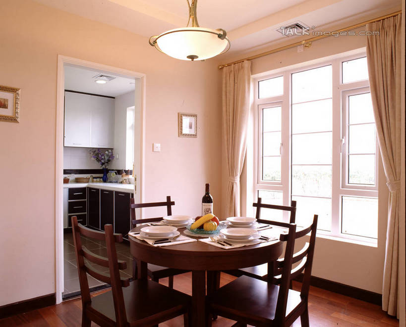 无人,家,横图,室内,白天,正面,绘画,别墅,餐桌,窗户,窗帘,家具,天花板,装修,桌子,建筑,餐具,椅子,照明,欧式,阴影,艺术,装饰,光线,碟子,盘,影子,饭厅,房屋,木椅,墙,屋子,公寓,灯光,古典,豪华,文化,建设,现代,装潢,洋房,楼房,吊灯,玻璃窗,墙壁,墙面,住宅,玻璃制品,灯,酒瓶,白色,帘子,盘子,玻璃瓶,瓶子,工艺品,灯具,碟,室内装潢,品味,遮阳,餐台,华丽,修饰,样板房,明亮,照亮,美术,点缀,高雅,舒适,家居装潢,照明设备,挂画,房屋设计,地中海风格,古典风格,简约风格,室内设计,宽敞,样板房装潢,美学,衬托,美观,雅致,雅观,设计,装饰画,彩图,房子,szzm1