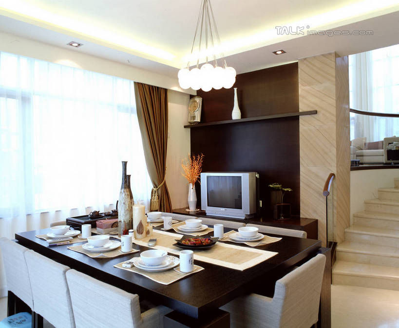 无人,家,客厅,横图,室内,白天,正面,时尚,水,别墅,餐桌,窗户,柜子,家具,天花板,装修,桌子,建筑,杯子,餐具,电视,照明,欧式,阴影,装饰,光线,碟子,盘,液体,影子,房屋,墙,屋子,公寓,灯光,水晶,豪华,红酒瓶,饮用水,建设,现代,装潢,洋房,楼房,吊灯,水晶灯,玻璃窗,墙壁,墙面,住宅,玻璃制品,灯,酒瓶,盘子,玻璃瓶,瓶子,水杯,灯具,电视柜,碟,室内装潢,矿泉水,餐台,华丽,样板房,明亮,照亮,起居室,舒适,家居装潢,葡萄酒瓶,照明设备,储存,高贵,彩电,水晶吊灯,房屋设计,地中海风格,古典风格,简约风格,室内设计,蒸馏水,宽敞,样板房装潢,水晶制品,彩色电视机,显像管屏,显像管屏幕,富丽,华美,客堂,储备,蕴藏,贮备,设计,玻璃杯,电视机,彩图,房子,水晶石,视听柜,贮存,szzm1