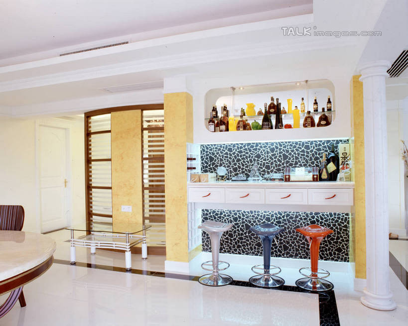 无人,家,横图,室内,白天,正面,吧台,别墅,餐桌,家具,天花板,装修,桌子,建筑,杯子,椅子,欧式,阴影,装饰,反射,瓷砖,地砖,高脚杯,影子,饭厅,房屋,墙,屋子,公寓,红酒杯,地面,豪华,红酒瓶,建设,现代,装潢,洋房,楼房,墙壁,墙面,住宅,玻璃制品,酒瓶,白色,玻璃瓶,酒杯,瓶子,室内装潢,服务台,餐台,吧椅,样板房,明亮,舒适,家居装潢,葡萄酒杯,葡萄酒瓶,房屋设计,地中海风格,古典风格,简约风格,室内设计,宽敞,样板房装潢,吧台椅,酒吧椅,设计,玻璃杯,彩图,房子,酒吧台,szzm1