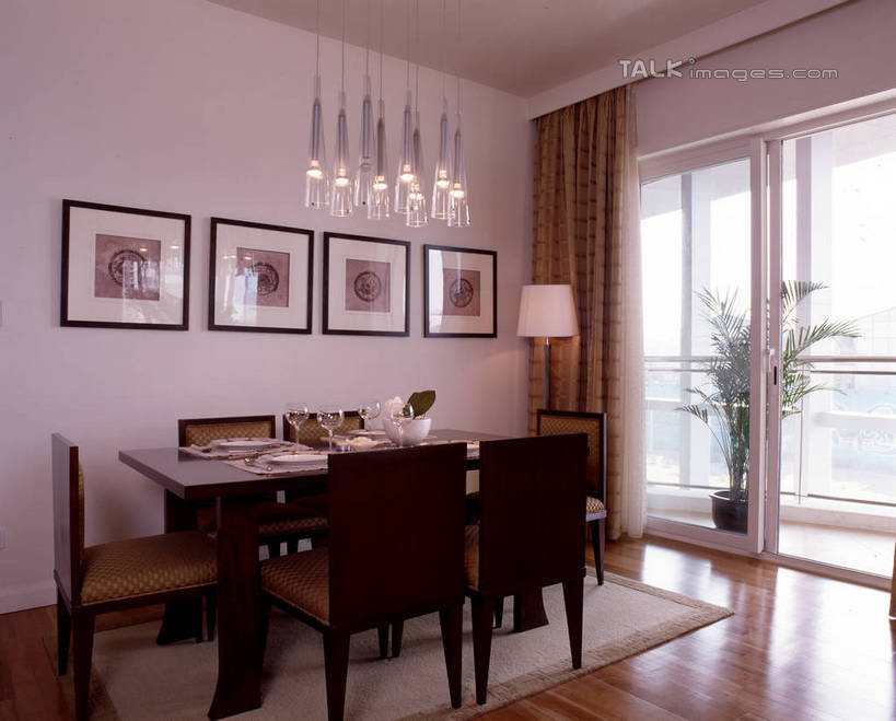 无人,家,横图,室内,白天,正面,绘画,植物,别墅,餐桌,窗户,窗帘,地板,家具,落地窗,天花板,装修,桌子,建筑,椅子,欧式,阴影,艺术,装饰,反射,盆栽,影子,饭厅,房屋,木椅,墙,屋子,公寓,盆景,地面,古典,豪华,文化,建设,现代,装潢,洋房,楼房,木地板,玻璃窗,墙壁,墙面,住宅,绿色,白色,自然,帘子,工艺品,室内装潢,品味,遮阳,生长,成长,餐台,华丽,修饰,样板房,明亮,美术,点缀,高雅,舒适,家居装潢,挂画,房屋设计,地中海风格,古典风格,简约风格,室内设计,宽敞,样板房装潢,美学,衬托,美观,雅致,雅观,设计,装饰画,彩图,房子,szzm1